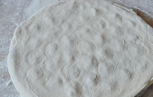 1. Этап. Пельмени куриные: Накройте вторым пластом теста.