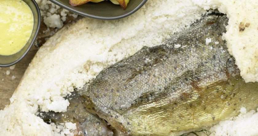 1. Этап. Форель, запеченная в ароматной корочке: 9. Достаньте рыбу спустя необходимое время, аккуратно соскребите соль и снимите кожуру, легко отделите рыбку от костей и подавайте к столу.