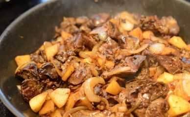 1. Этап. Печень с луком и яблоками: Затем все возвращаем в сковородку, хорошенько, но аккуратно перемешиваем и оставляем на плите (на медленном огне под крышкой) доходить и пропитываться. Это займет примерно 10-15 минут.