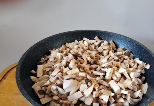 1. Этап. Огурцы с грибной начинкой: Добавить нарезанные грибы.