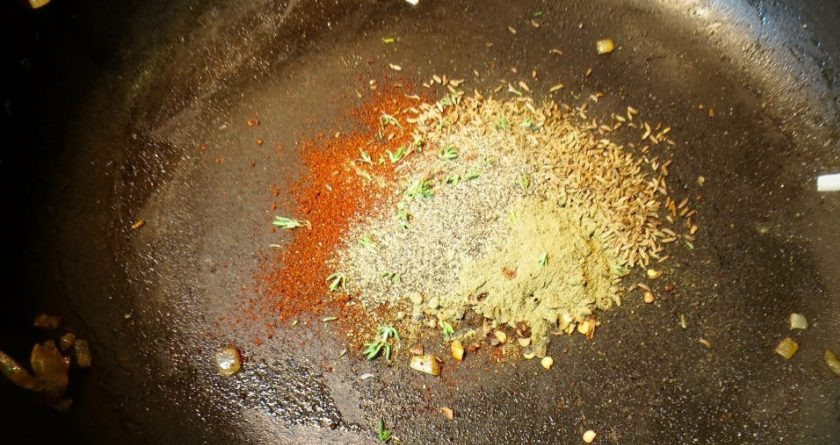 1. Этап. Гуляш с мясом: 4. Разомните тмин в ступке, добавьте в сковороду, где обжаривали лук паприку, тмин, майоран, измельченный тимьян, кайенский перец. Обжаривайте 2-3 минуты.