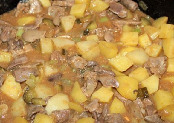 1. Этап. Жаркое из куриных потрохов: Затем добавьте кусочки картофеля, через 10 минут соленые огурцы, и еще через 5-7 минут измельченный чеснок. Продолжайте тушить до готовности картофеля. При подаче на стол посыпьте жаркое петрушкой.