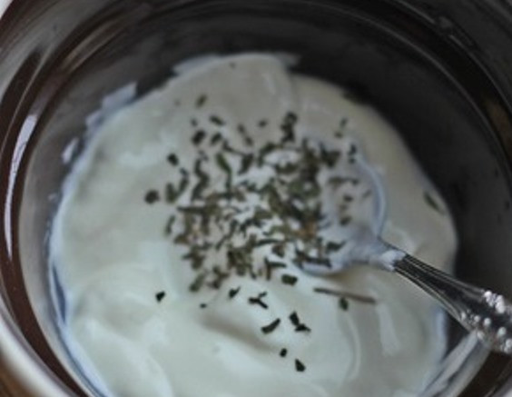 1. Этап. Рагу из баранины в мультиварке: Сметану и мяту смешайте и отправьте в холодильник.