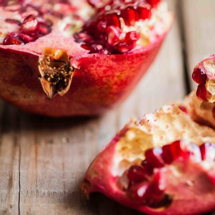 1. Этап. Гранатовый салат: 2. Гранат разрезаю, вычищаю зерна, использую только их. Посыпаю зернами апельсин.