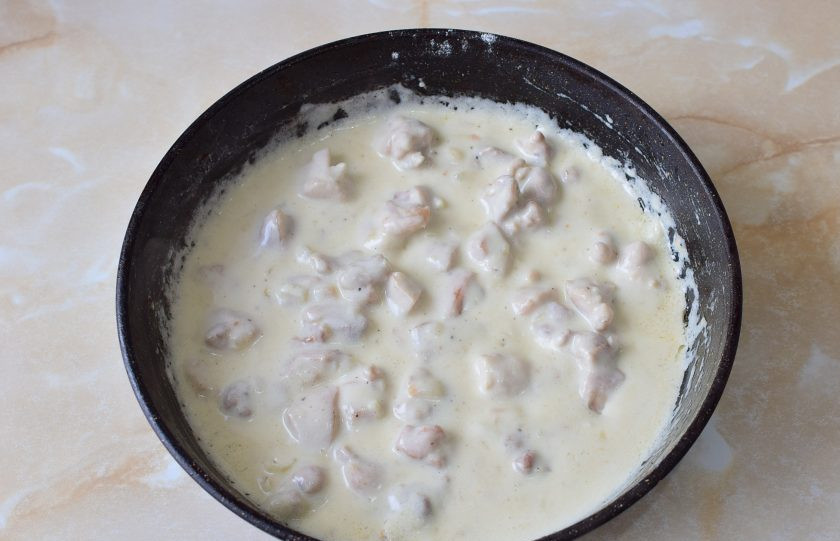 1. Этап. Фрикасе из курицы классическое: Помешивая, прогрейте все вместе еще минуту и снимите сковороду с огня. Сливочный соус приятно загустеет.