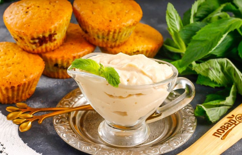 1. Этап. Крем для кексов: Подайте крем охлажденным или используйте его для украшения кексов, капкейков, тортов или других пирожных.