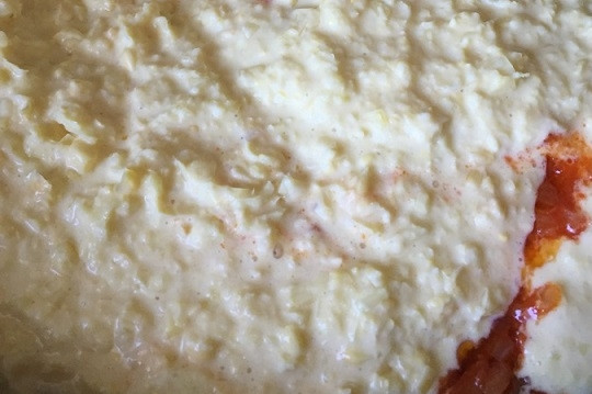 1. Этап. Рецепт кукурузного пирога: 5. Добавьте кукурузную массу, обжарьте на среднем огне минуты 4, помешивая.