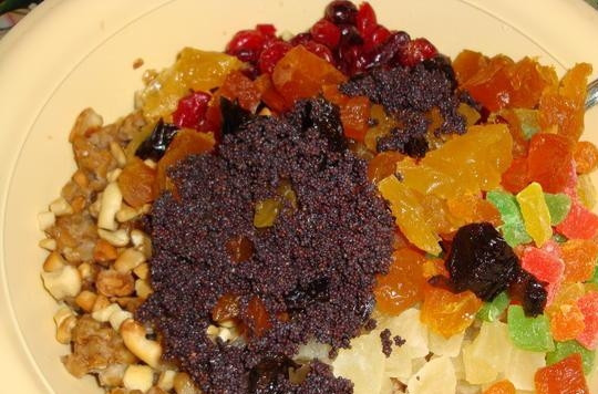 1. Этап. Кутья украинская: Орехи мелко нашинкуйте и обжарьте на сухой сковороде. Мак запарьте кипятком на пару минут. Цукаты и сухофрукты мелко нарежьте. Всё добавьте к каше.