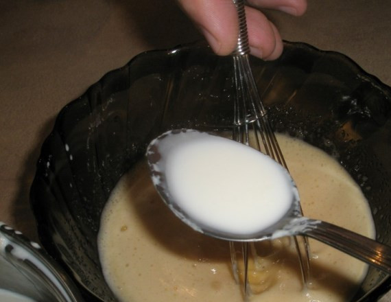 1. Этап. Крем для блинного торта: Затем маленькими порциями (столовыми ложками) вливаем к взбитым сливкам горячие сливки. Делаем это аккуратно, чтоб желтки не сварились и все время слегка взбиваем.