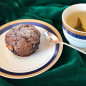 Шоколадные кексы с бананом и черной смородиной