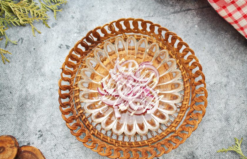 1. Этап. Салат Франция: Красный лук откиньте на сито и дайте стечь жидкости. Выложите его в салатник и сделайте сеточку из майонеза.