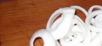 1. Этап. Правильный шашлык: Лук нарезаем кольцами.