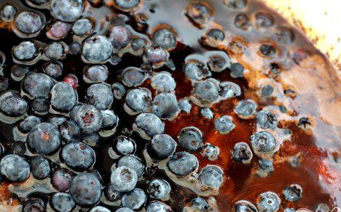 1. Этап. Говядина с черникой и грибами: 5. В кастрюлю добавить бальзамический уксус и бульон, перемешать. Добавить томатный соус и чернику. Довести до кипения, уменьшить огонь и варить на медленном огне около 3-4 минут. Измельчите некоторые ягоды обратной стороной ложки.