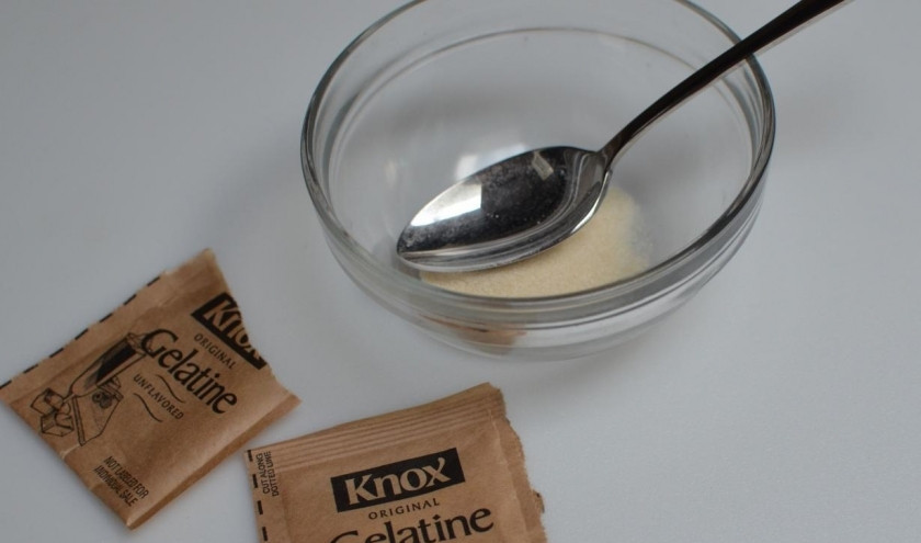 1. Этап. Малиновый торт: Для малинового желе замочите 2 пакетика желатина в холодной воде.