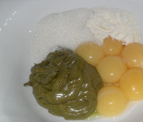 1. Этап. Торт Улыбка Шрека: 4. Для фисташкового мусса смешаем пасту, 2 ст.л. муки, 6 желтков и 130 грамм сахара. Параллельно разводим желатин, как написано в инструкции.