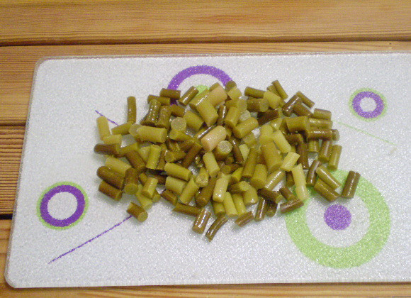 1. Этап. Салат к курице: 3. Стрелы чеснока порезать.