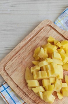 1. Этап. Чечевичный суп с солёными огурцами: Нарезать картофель (1 шт.) кубиками/брусочками. Добавить картофель в бульон.