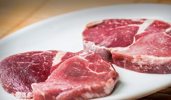 1. Этап. Стейк рибай на сковороде: 1. Стейки перед жаркой должны достичь комнатной температуры.