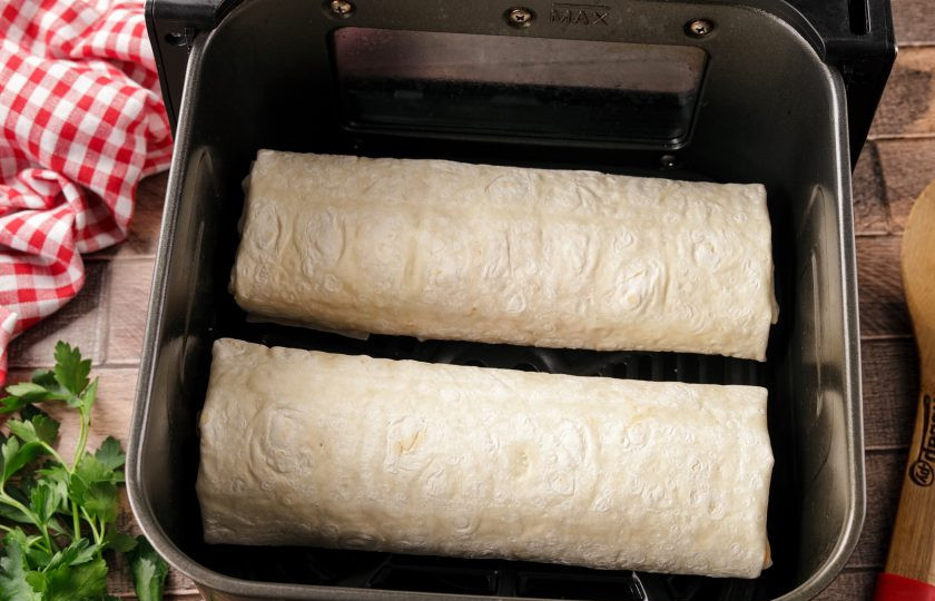 1. Этап. Шаурма в аэрогриле: Сверните лаваш, подвернув края, в плотный рулет. Аналогично сформируйте остальную шаурму. Из указанного количества ингредиентов получается 4-5 штук, в зависимости от желаемых размеров и объёма начинки. В чашу аэрогриля у меня помещается за раз две шаурмы.