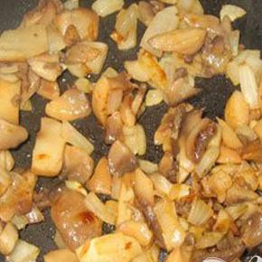 1. Этап. Куриное филе с грибами под сыром: 3. Режем кубиками шампиньоны и лук. По вкусу поперчив и посолив, на растительном масле обжариваем до готовности шампиньоны с луком.