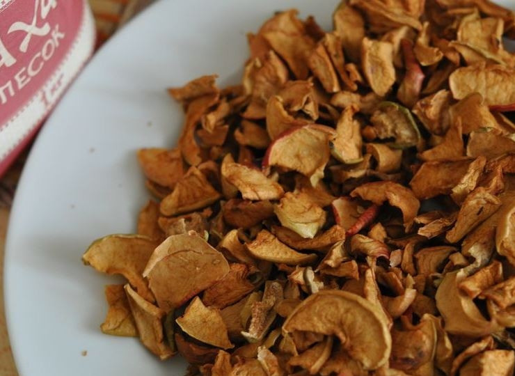 1. Этап. Компот из сухофруктов для кормящей мамы: 1. Сушеные яблоки тщательно переберите, если есть, удалите порченные, подцвевшие, почерневшие и другие сухофрукты ненадлежащего качества.