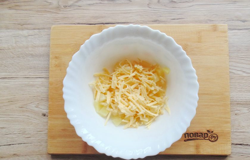 1. Этап. Салат из ананасов с чесноком и сыром: Сыр натрите на тёрке и добавьте к ананасу.