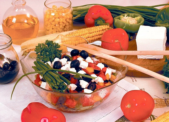 1. Этап. Салат греческий с брынзой: Сложить все ингредиенты в салатник, заправить лимонным соком и маслом, добавить соль, перец и орегано, перемешать. Подавать на стол сразу.