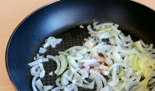 Куриная печень с грибами в сметане 1. Этап. Куриная печень с грибами в сметане: Пассеровать лук до легкой золотистой корочки