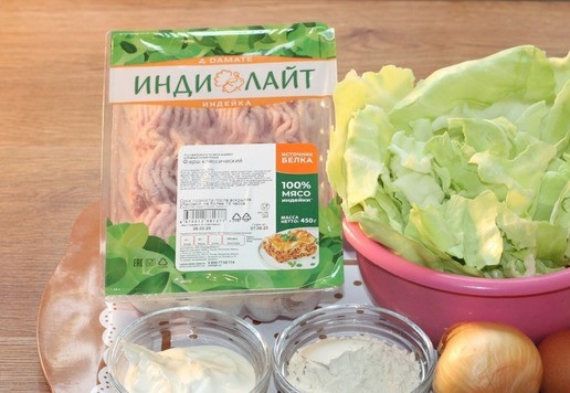 1. Этап. Капустники с индейкой: 1. Подготовим продукты. Капусту и лук очистить