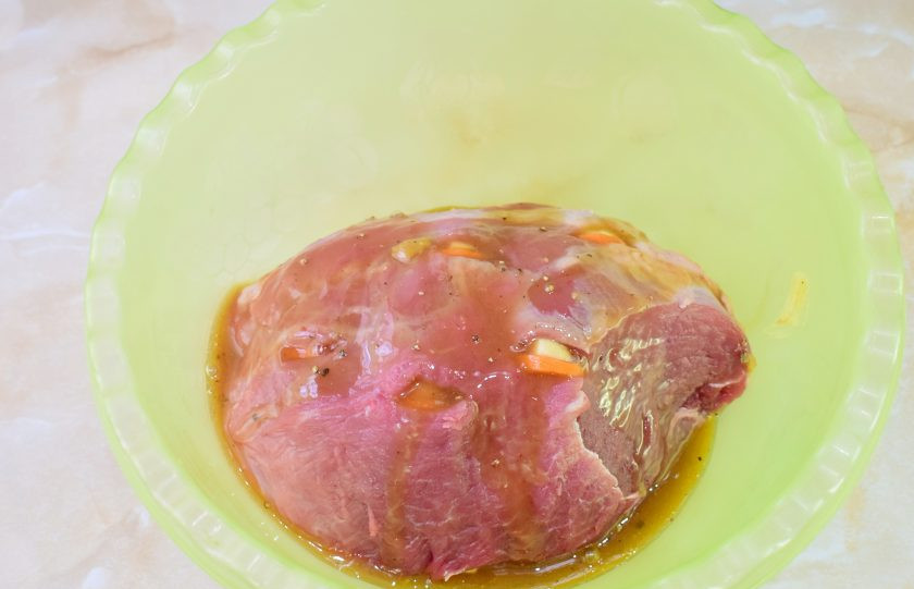 1. Этап. Мясо по-немецки: С мяса уберите лук. Тщательно обмажьте мясо получившимся маринадом.