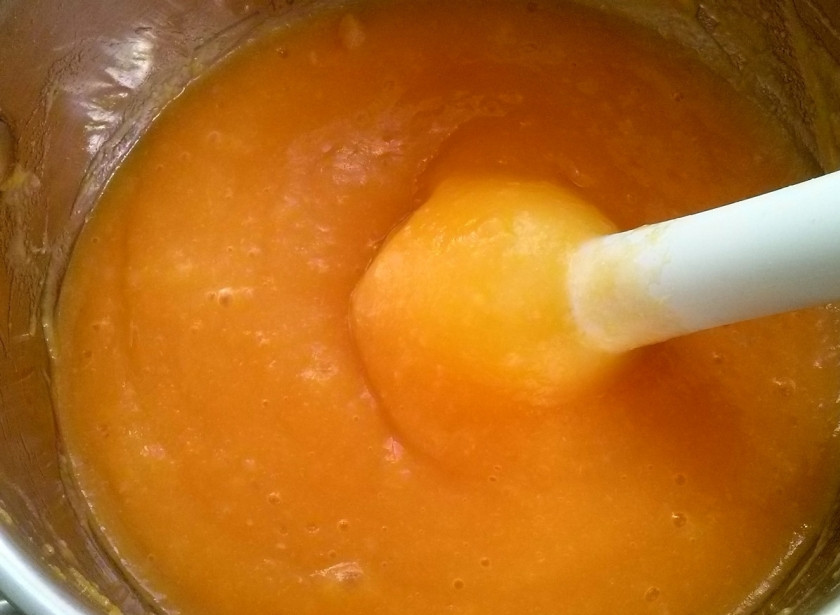 1. Этап. Биск из тыквы: Взбить-измельчить суп погружным блендером до однородного состояния. Добавить лимонный сок, посолить.