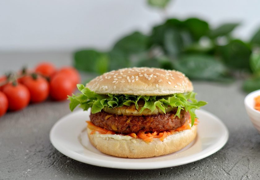 1. Этап. Бургер с ананасом: Бургер с ананасом готов, приятного аппетита!