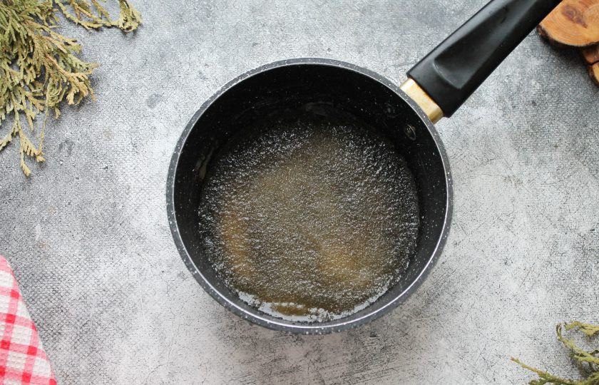 1. Этап. Яичный мусс: В яблочный сок всыпьте желатин и дайте ему набухнуть в течение 45-60 минут или согласно инструкции к вашему виду. После набухания распустите желатин и остудите.