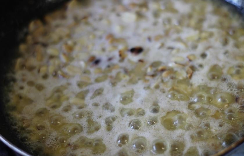 1. Этап. Карамельное печенье с арахисом: Жарить нужно на достаточно сильном огне, чтоб все кипело.