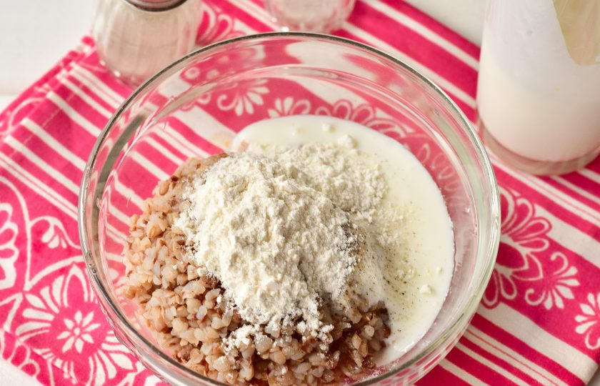 1. Этап. Гречневые котлеты на кефире: Добавьте муку.