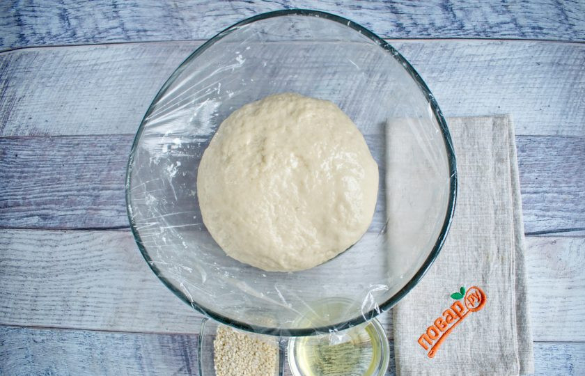 1. Этап. Булочка Ромашка: Тесто поместите в миску, смазанную маслом, накройте пищевой пленкой и поставьте в теплое место для подхода на 1 час.
