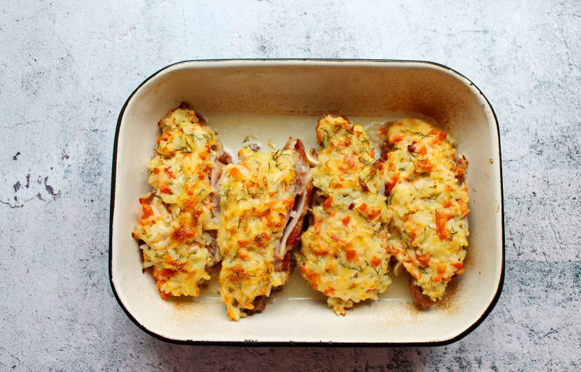 1. Этап. Фаршированные свиные калтыки: Форму с фаршированными калтыками поставьте в горячую духовку и запекайте в течение 20-25 минут до золотистой корочки при температуре 180 градусов. Фаршированные калтыки достаньте и сразу подавайте к столу.