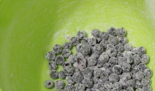 1. Этап. Тыквенные маффины с черникой: Ягоды черники обвалять в муке.