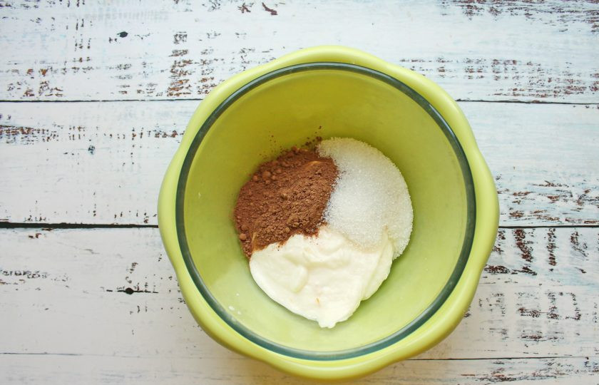 1. Этап. Творожно-кофейный десерт: В миску выложите мягкий творог, добавьте сахар и какао порошок. Все хорошо перемешайте до однородности.