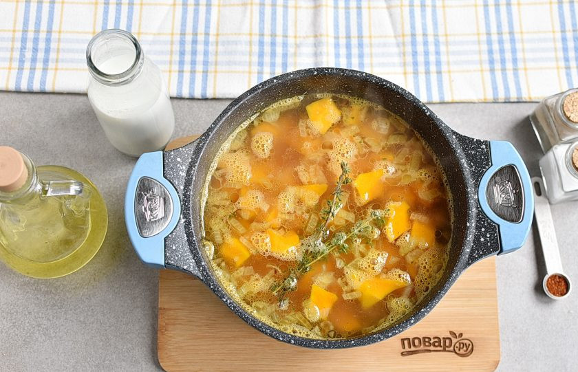 1. Этап. Тыквенный суп-пюре со сливками: Залейте тыкву кипятком, полтора литра на 4 порции в самый раз. Можно меньше, суп будет гуще. Доведите до кипения, уменьшите огонь, посолите и варите 20 минут без крышки.