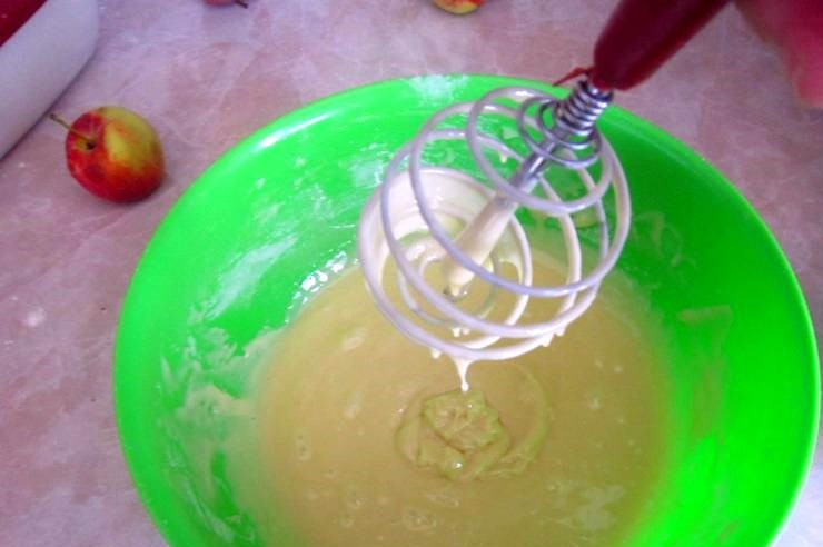 1. Этап. Яблочная шарлотка на скорую руку: 6. Взбить и постепенно всыпать просеянную муку. Тесто не должно быть очень крутым, тогда яблочная шарлотка на скорую руку в домашних условиях будет мягкой и нежной.