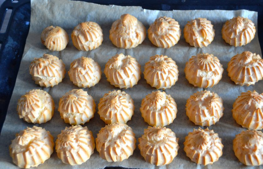 1. Этап. Профитроли без глютена: Выпекайте профитроли при температуре 200 градусов 40 минут. Во время выпекания дверцу духовки открывать нельзя!