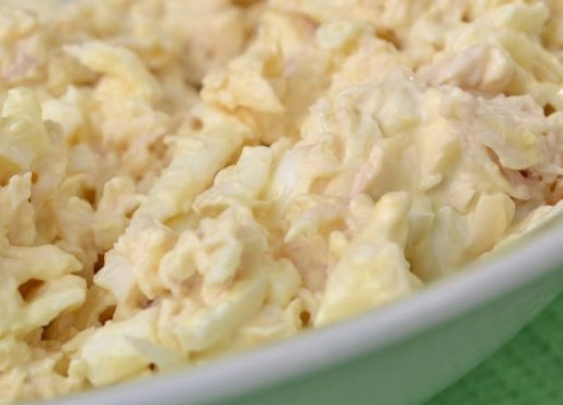 1. Этап. Лаваш с плавленым сыром и яйцом: 3. Натрите на терке плавленый сыр, соедините все ингредиенты в любой подходящей по размеру ёмкости. Аккуратно перемешайте, по вкусу добавьте соль, перец и немного майонеза.