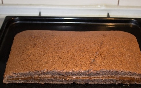 1. Этап. Пирожное Ночка: 6. Готовый корж немного остудите, разрежьте пополам. Один корж смажьте любимым вареньем, накройте вторым.