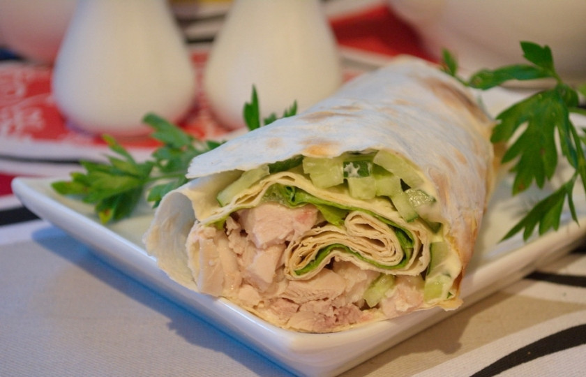 1. Этап. Рулетики из лаваша с курицей: Разрежьте полученный рулет на две части. У нас выйдет два рулетика. Из остальных продуктов проделайте то же самое. Из данного количества продуктов у меня вышло 6 рулетиков.