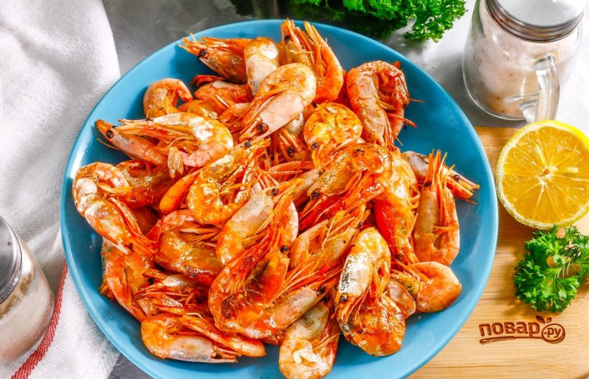 1. Этап. Креветки с чесноком: Выложите приготовленное блюдо на тарелку, сбрызните лимонным соком, выжав четверть лимона.