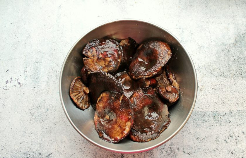 1. Этап. Икра из груздей на зиму: Грузди очистите от мусора и грязи, аккуратно промойте, выложите их в емкость. Залейте грибы холодной водой и вымачивайте их в течение 3 дней, меняя воду два раза в день.