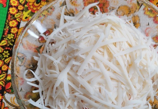 1. Этап. Салат-закуска Фуршет: Натереть на крупной тёрке твёрдый сыр.