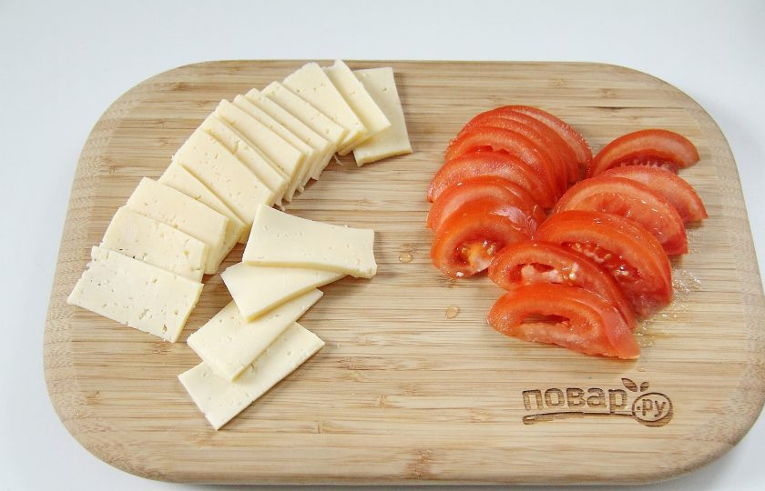 1. Этап. Язык под шубой: Нарежьте пластинами сыр. Помидоры помойте и нарежьте примерно таким же образом как и сыр.