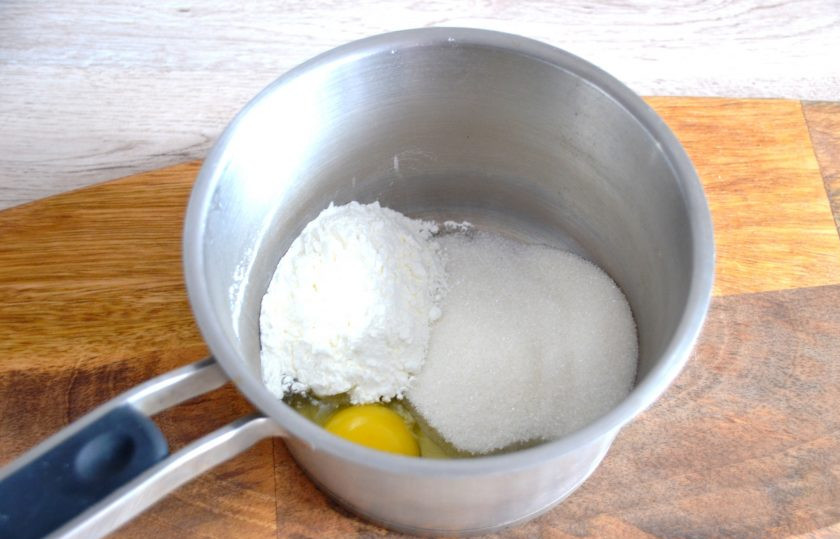 1. Этап. Яблочный пирог Восторг: В сотейнике смешайте яйцо, крахмал, ванильный сахар, 100 грамм сахара.